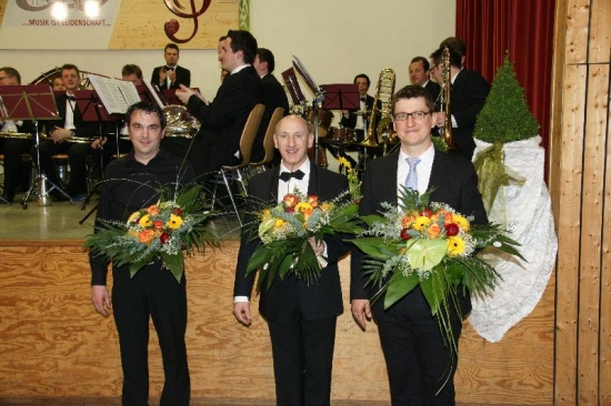 Blumen für die Dirigenten und den Solisten
